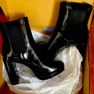 Never worn, don’t fit.